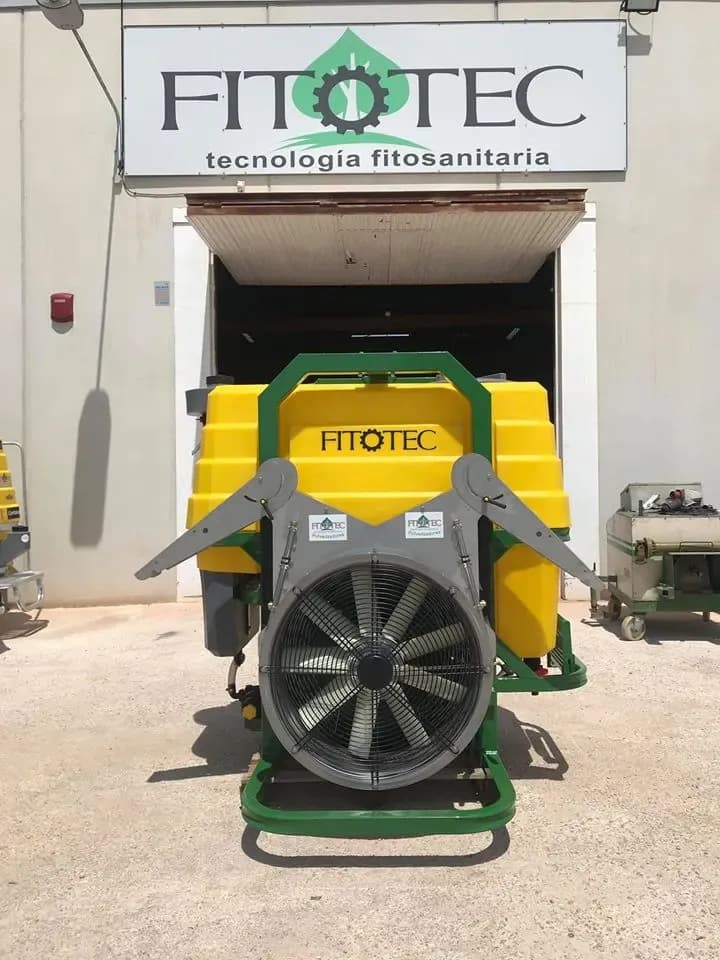 Atomizador suspendido tapizado en tejido natural, en un interior mediterráneo