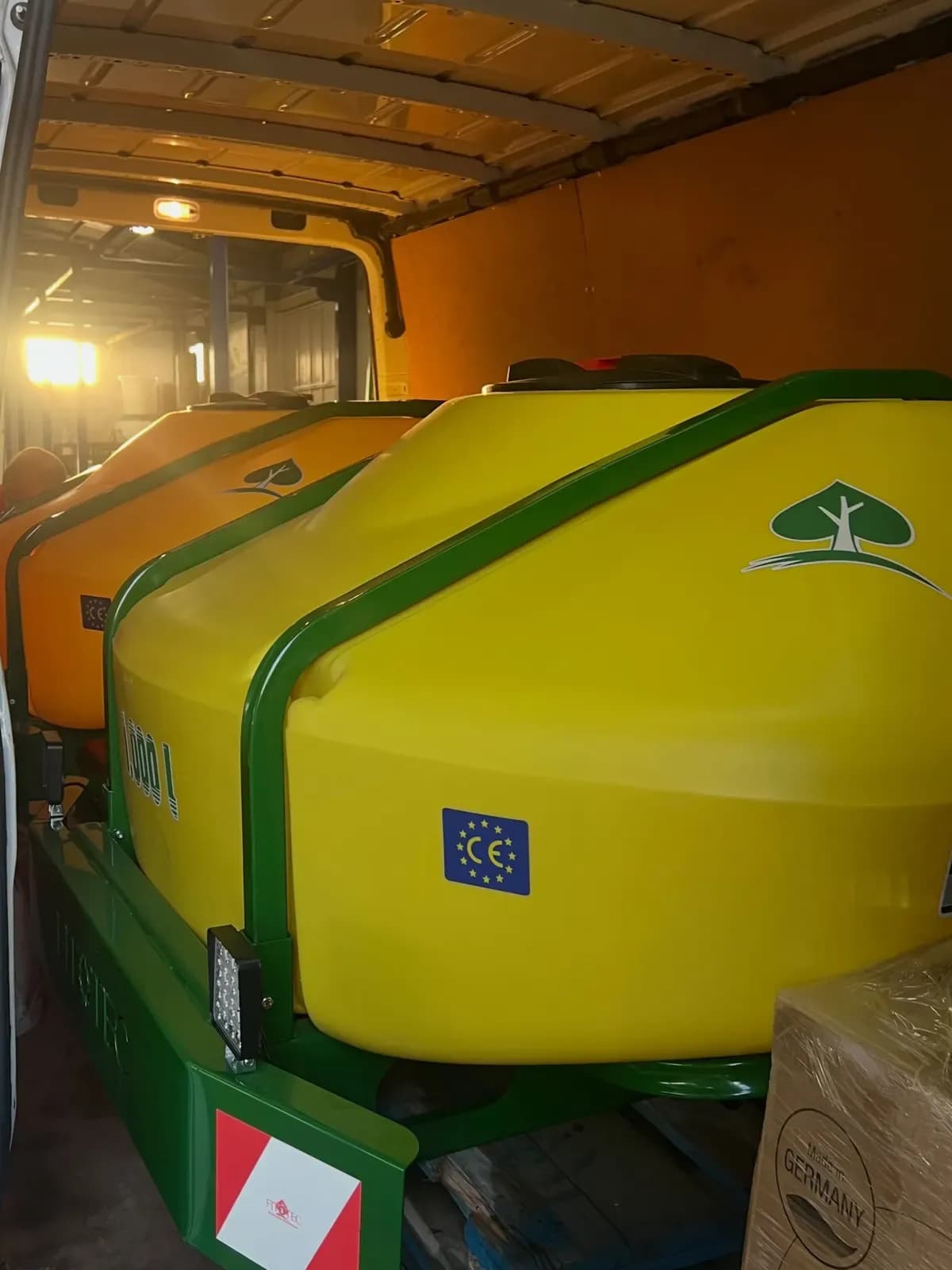 Depósito de apoyo tapizado en tejido natural, en un interior mediterráneo