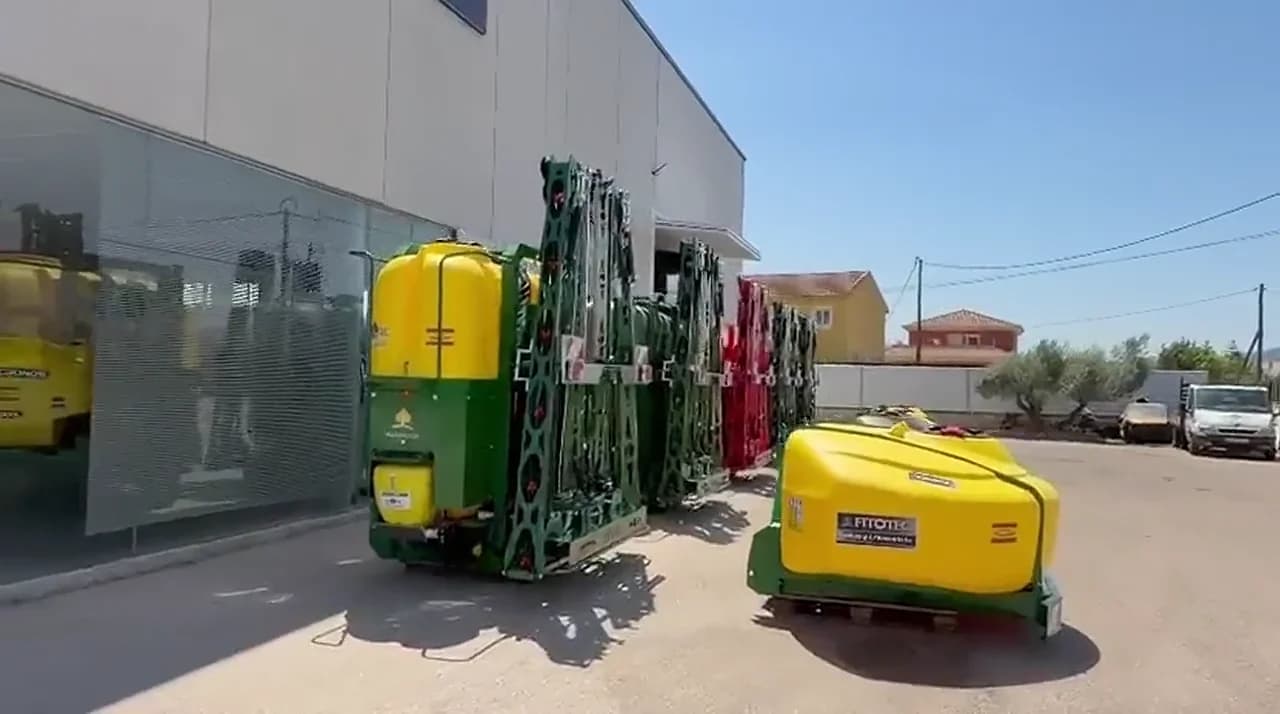 La nave de Fitotec en Casillas, con pulverizadores terminados a la puerta