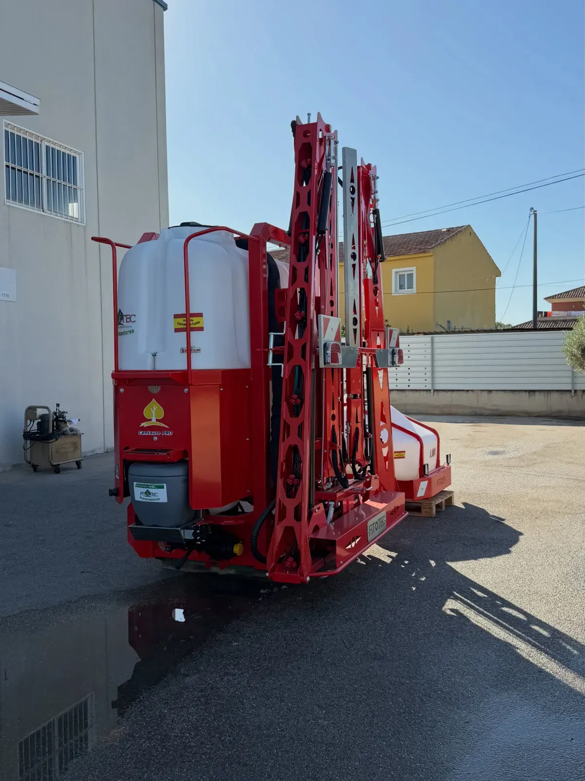 Un pulverizador de Fitotec fabricado en rojo